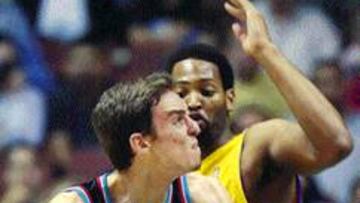 CON CASTA. Gasol salvó la cara ante el vendaval de los Lakers. Su actuación y la de Jason Williams no le sirvieron a Memphis para evitar la paliza. Notó las bajas de Dickerson, Reeves y Nick Anderson.