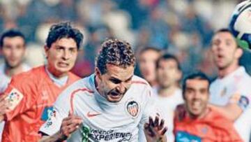 <b>TROPIEZO EN CASA. </b>Baraja despeja de cabeza un balón, anoche en Mestalla, donde el Valencia empató tras adelantarse el Recre.
