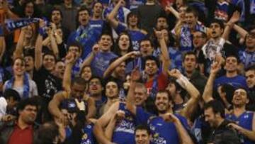 <b>POR LA PUERTA GRANDE. </b>Los jugadoreslo celebran con la afición.