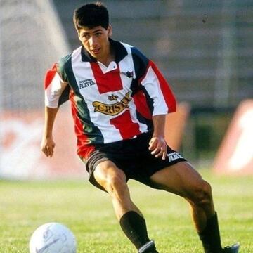 En 1998, el volante ofensivo inició su carrera en Palestino y, luego de varias temporadas en Italia, volvió a la liga chilena con la camiseta de Colo Colo.