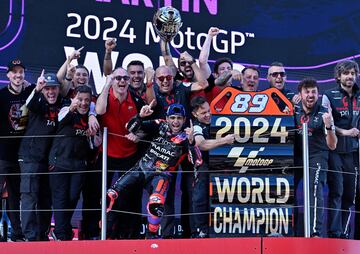 Jorge Martín celebra en el podio junto a su equipo el campeonato del mundo de MotoGP.