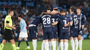 Vigo (Pontevedra) 20/01/2024.- Los jugadores del Real Sociedad celebran el primer gol del equipo donostiarra durante el encuentro correspondiente a la jornada 21 de Primera División que disputan hoy sábado Celta y Real Sociedad en el estadio Balaidos, en Vigo. EFE / Salvador Sas.