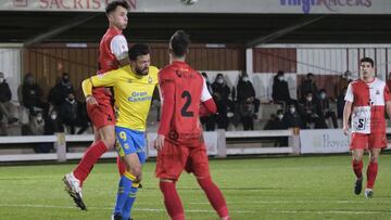 Pietro Iemmelo pugna un balón durante el partido de Copa del Rey entre el CD Varea y la Unión Deportiva Las Palmas.