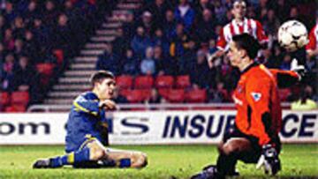 <B>HISTÓRICO</B>. Milner, en el momento de marcar el gol del empate del Leeds ante el Sunderland. Jurgen Macho, meta rival, no pudo hacer nada.