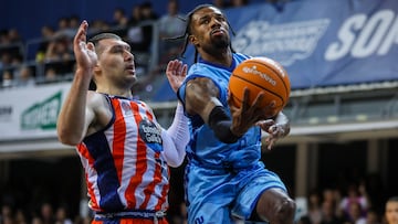 Jerrick Harding, escolta estadounidense del MoraBanc Andorra, entra a canasta tras superar a Beqa Burjanadze, ala-pívot georgiano del Leyma Coruña.