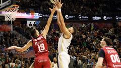 Edy Tavares rebotea frente a Marko Todorovic.