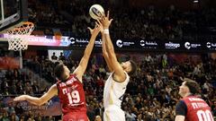 Edy Tavares rebotea frente a Marko Todorovic.