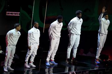 Los jugadores del Team Giannis en su presentación a los aficionados en el United Center de Chicago. Giannis Antetokounmpo, Joel Embiid, Pascal Siakam, Kemba Walker y Trae Young.