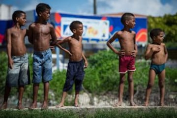 Varios niños juegan al fútbol en un barrio pobre de Olinda, a unos 18 km de Recife, en el noreste de Brasil, durante el Mundial de Brasil 2013 torneo de fútbol FIFA Confederaciones. El centro histórico de Olinda está catalogado como Patrimonio de la Humanidad por la UNESCO.