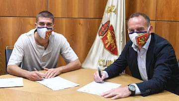 Luca Zanimacchi firma su contrato junto al presidente Christian Lapetra.