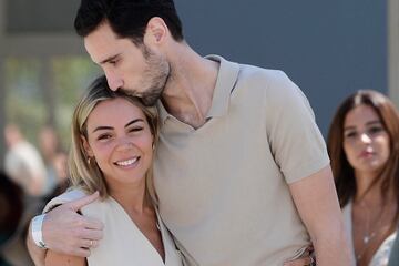 Sergio Rico kisses his wife Alba Silva after leaving hospital in Seville on 18 August 2023. 