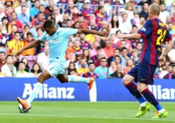 El delantero francés del Granada Yousset El-Arabi con el balón ante el defensa francés del FC Barcelona Jérémy Mathieu.