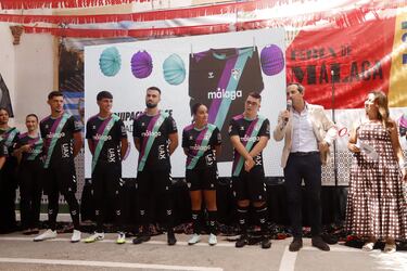 El Málaga presenta en plena Feria su segunda e impactante equipación