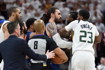 Steven Adams y Jae Crowder.