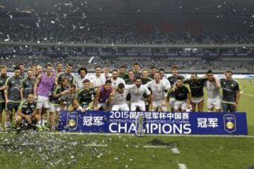 Celebración de la plantilla tras ganar la Copa de China.