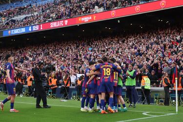 Raphinha celebra con sus compañeros el 4-1 al Sevilla. 