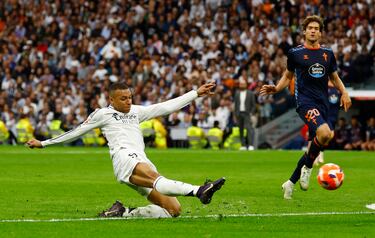 El delantero pegó a la pelota con todas sus fuerzas.