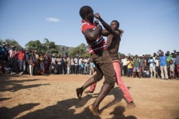 Estos combates tradicionales se conocen como  'Musangwe'. Este tipo de lucha se ha practicado desde hace más de un siglo en un campo abierto justo después de Navidad, cuando toda la tribu esta de vacaciones en la zona rural del norte de Sudáfrica. Hay tres niveles de combatientes. Los muchachos, llamados 'mambibi', anima a jugar lucha por sus padres. Luego están los combatientes adolescentes, el 'Rovhasize'. Pero son a los luchadores de alto nivel a los que todo el mundo viene a ver. No están permitidos los guantes y las peleas se terminan cuando uno de los 2 boxeadores cae.