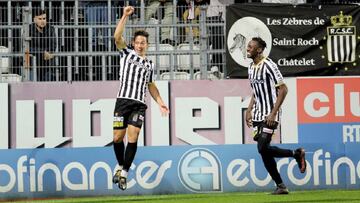 Cristian Benavente celebra un gol con el Sporting Charleroi.