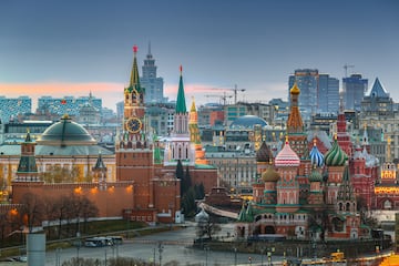 Comida: desde las 13:00 hasta las 15:00 horas | Cena: desde las 19:00 hasta las 20:00 horas. En la foto, panorámica de la ciudad de Moscú (el Kremlin, la Catedral de San Basilio, la Torre Spasskaya...). 

 