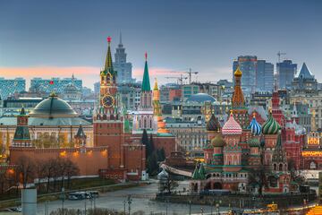 Comida: desde las 13:00 hasta las 15:00 horas | Cena: desde las 19:00 hasta las 20:00 horas. En la foto, panorámica de la ciudad de Moscú (el Kremlin, la Catedral de San Basilio, la Torre Spasskaya...). 

 