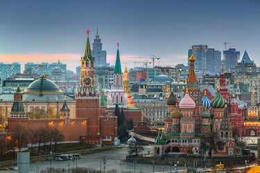 Comida: desde las 13:00 hasta las 15:00 horas | Cena: desde las 19:00 hasta las 20:00 horas. En la foto, panorámica de la ciudad de Moscú (el Kremlin, la Catedral de San Basilio, la Torre Spasskaya...). 

 
