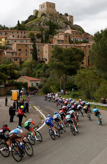 Gaviria conquistó su primer triunfo al esprint en este Giro
