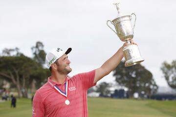 Jon Rahm, con el trofeo del US Open 2021 en California.