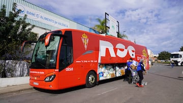13-11-24. EL AUTOCAR DEL SPORTING, CARGADO DE ALIMENTOS Y PRODUCTOS PARA LAS VÍCTIMAS DE LA DANA EN VALENCIA.