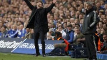 Simeone en Stamford Bridge en un partido con el Atlético