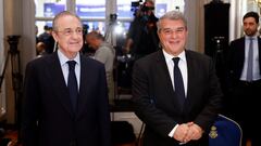 El presidente del Real Madrid Club de Fútbol, Florentino Pérez (i), y el presidente del Fútbol Club Barcelona, Joan Laporta.