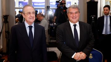 El presidente del Real Madrid Club de Fútbol, Florentino Pérez (i), y el presidente del Fútbol Club Barcelona, Joan Laporta.