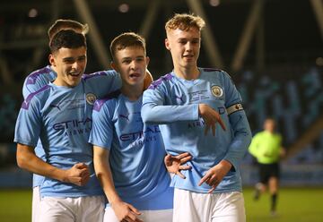 El vigente campeón de Europa lleva muchos años sacando talento de su cantera. En el primer equipo ya está asentado Phil Foden, pero otros jóvenes talentos con ansias de minutos han tenido que hacer las maletas, como Cole Palmer (en la imagen) que se marchó traspasado al Chelsea el pasado verano. Brahim Díaz y Kelechi Iheanacho son otras de las grandes ventas del equipo 'skyblue'. 