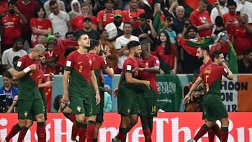 Los portugueses abrazan a Gonçalo Ramos tras uno de sus goles.