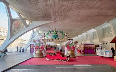 El Mercado de Navidad de la Ciudad de las Artes y las Ciencias está ubicado en la planta baja del Umbracle donde encontrarás los puestos de artículos decorativos y navideños y de artesanía. En este mercadillo también encontrarás diversas actividades y talleres de temática navideña para los más pequeños. Abierto desde el 12 de diciembre al 6 de enero de 2026. Horario: de 11:00 a 23:00, todos los días.