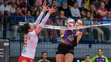 LAS PALMAS DE GRAN CANARIA, 27/04/2025.- Adriani Vilvert (d) y Grecia Castro (i), jugadoras del Heidelberg Volkswagen y del Avarca Menorca, durante el segundo partido de la final de la Liga Iberdrola de voleibol, que ambos equipos han disputado este viernes en la capital grancanaria. EFE/ Angel Medina G.