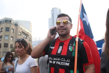 Hinchas de distintos clubes llegaron hasta Plaza Italia para ser parte de la manifestación más masiva. Hasta los archirrivales se tomaron fotografías juntos.