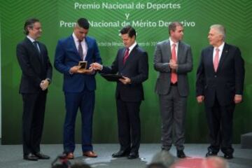 Roberto Osuna recibe el Premio Nacional del deporte de manos del presidente de la República.