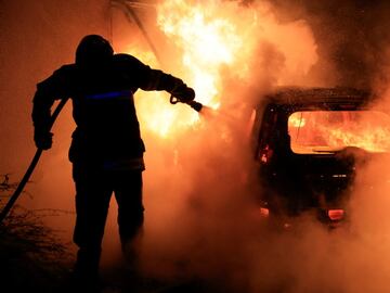 Una noche más de disturbios y vandalismo en las calles de París que nos dejan imágenes sobrecogedoras.