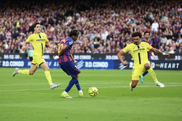 El jugador del Barcelona, Lamine Yamal, marca el 1-0 al Villarreal. 


