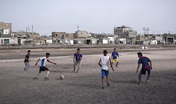 Unos jóvenes disfrutan del fútbol en Karachi, Pakistán.