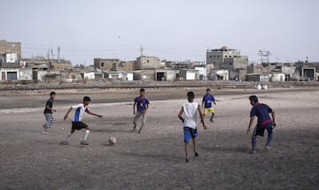 Unos jóvenes disfrutan del fútbol en Karachi, Pakistán. 
 