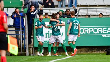 Jugadores del Racing de Ferrol celebran el gol de la victoria contra el Elche en LaLiga Hypermotion.