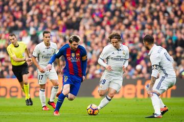 BARCELONA, SPAIN - DECEMBER 03: Lionel Messi of FC Barcelona conducts the ball next to Luka Modric (2nd R) and Sergio Ramos (R) of Real Madrid CF during the La Liga match between FC Barcelona and Real Madrid CF at Camp Nou stadium on December 3, 2016 in Barcelona, Spain. (Photo by Alex Caparros/Getty Images)