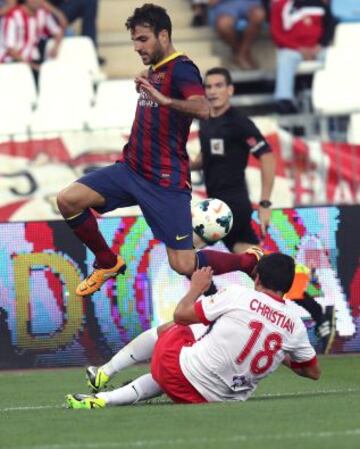 El centrocampista del FC Barcelona Cesc Fabregas pelea un balón con el defensa del Almeria Christian Fernández.