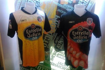 El Lugo jug¨® en la pretemporada de 2014 con dos peculiares camisetas. La primera de ellas ten¨ªa un dise?o de cerveza y en la segunda hab¨ªa un pulpo. Con el comienzo de la competici¨®n, el equipo gallego volvi¨® a su tradicional rojo y blanco.