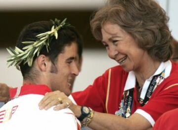 Do?a Sof¨ªa felicita a David Cal tras conseguir dos medallas (oro y plata) en los JJOO de Atenas 2004.