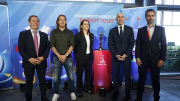 29/04/19 PRESENTACION TROFEO COPA MUNDIAL FUTBOL FEMENINO
RAFAEL DEL AMO PRESIDENTE COMITE FUTBOL FEMENINO RFEF
MICHEL SALGADO EMBAJADOR
SARA BOOTH RESPONSABLE DIVISION FUTBOL FEMENINO FIFA
LUIS RUBIALES PRESIDENTE REAL FEDERACION ESPAÃOLA