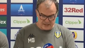 Bielsa lee mensaje en ingl¨¦s: ?ojo a la cara del traductor!