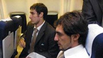 REGRESO AGOTADOR. Munitis y Helguera, aún asustados en el regreso.